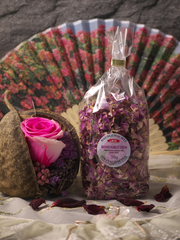 Rosenblaetter 1 Frau Rosenfräulein Mit Rosen Delikat Essen https://rosenprodukte.com rosen essen