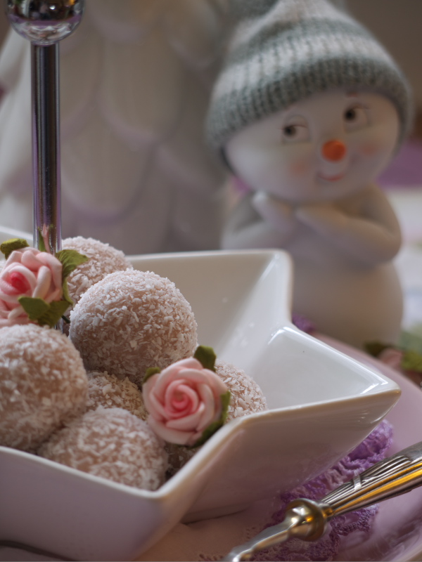 Rosen Kokosbällchen 3 Frau Rosenfräulein Mit Rosen Delikat Essen https://rosenprodukte.com kokosbällchen
