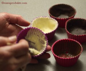 Schokoladenhohlkörper  Silikonförmchen auspinseln mit weisser Schokolade