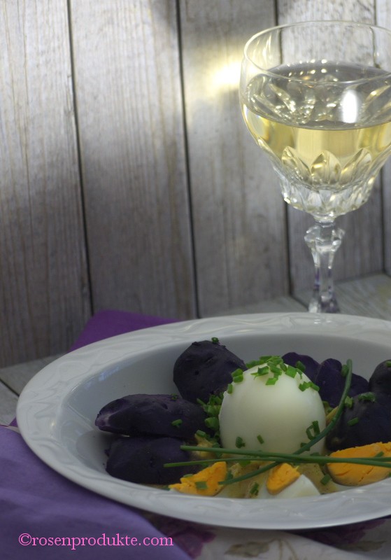 Ei in Senfsoße mit einem Glas Weißwein