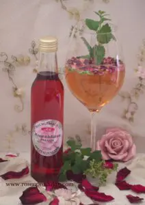 Rosen Cocktail Romativo mit Rosenbalsam und Zitronenmelisse im Glas