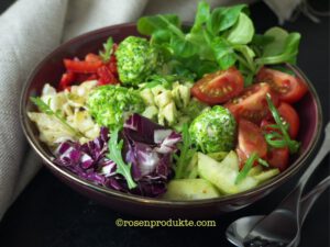 Salatschüssel mit Frischkäsebällchen Salatbowl