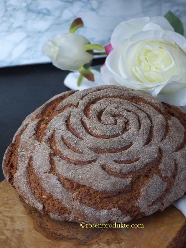 Rosen Brot 2 Frau Rosenfräulein Mit Rosen Delikat Essen https://rosenprodukte.com bauernbrot,trockenhefe,rosenmuster,selbstgebacken