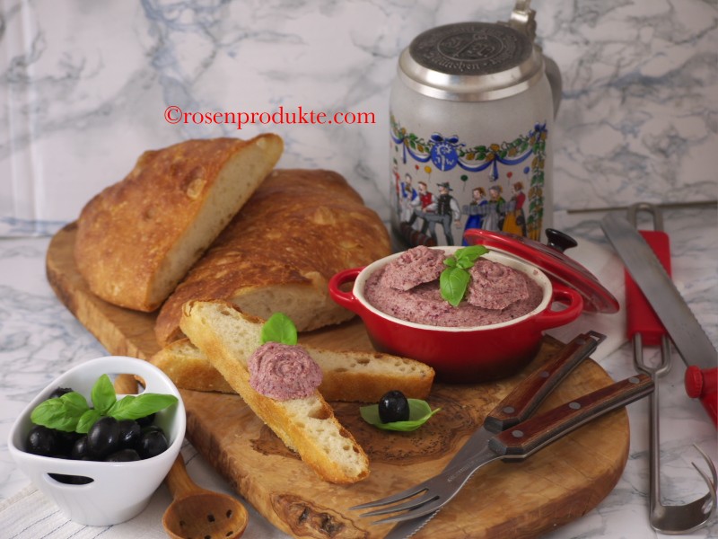 Rosen Senf Butter mit frischem Baguette und einem Krug Bier