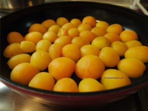Aprikosenkuchen in der Pfanne