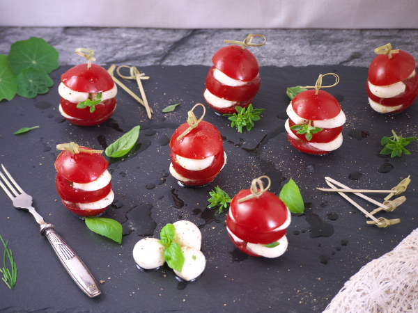 Tomate Mozzarella 1 Frau Rosenfräulein Mit Rosen Delikat Essen https://rosenprodukte.com tomaten mozzarella