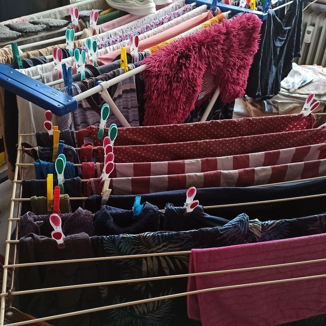 Waschtag, Ständer mit gewaschener Wäsche
