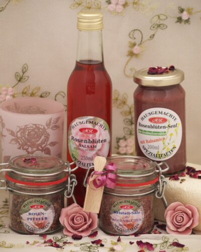 Rosenblüten-Set für Rosensenfbutter, bestehend aus 1 Flasche Rosenblüten Balsam Essig, 1 Glas Rosensenf, 1 Glas Rosenblütensalz und 1 Glas Rosenblüten Pfeffer.